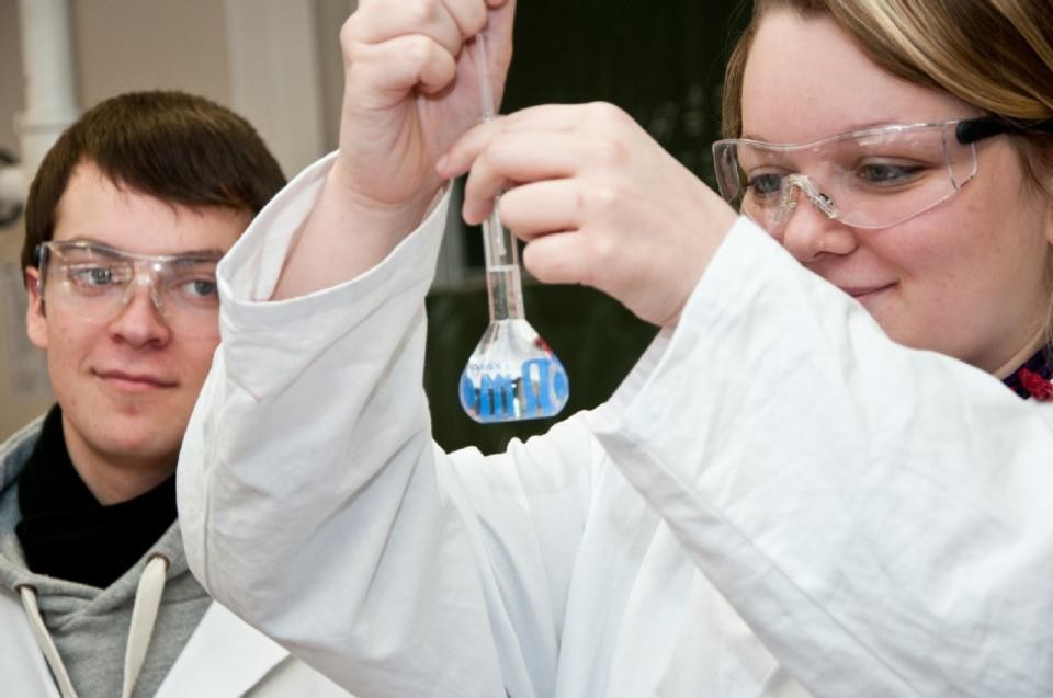 Zwei Schüler in einem Labor