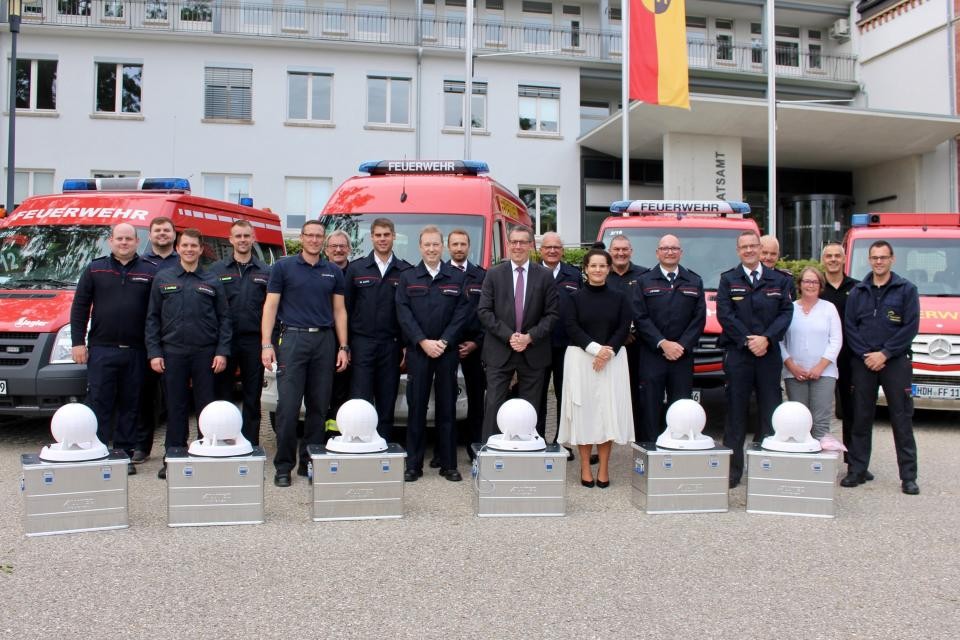 Zahlreiche Feuerwehrmänner stehen vor dem Landratsamt Heidenheim.