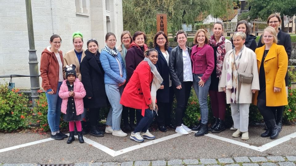 Viele Frauen freuen sich über den Abschluss eines Programms vor der Hammerschmiede in Königsbronn.