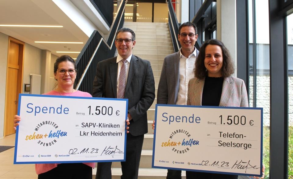 Im Landratsamt Heidenheim erhalten zwei Frauen Spendenschecks für soziale Projekte.