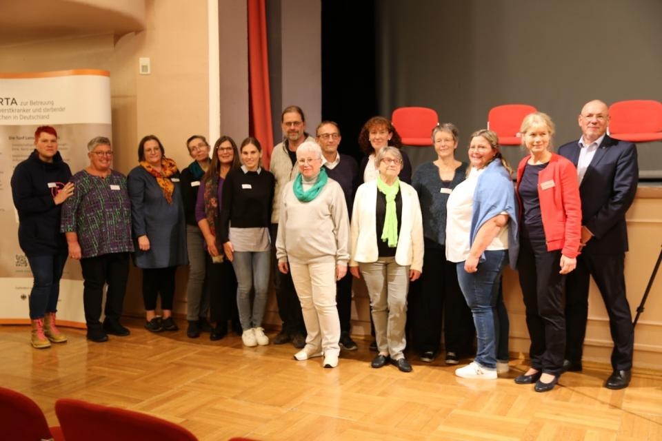 Viele Frauen und Männer stehen bei einem Gesundheitsfachtag auf der Bühne.