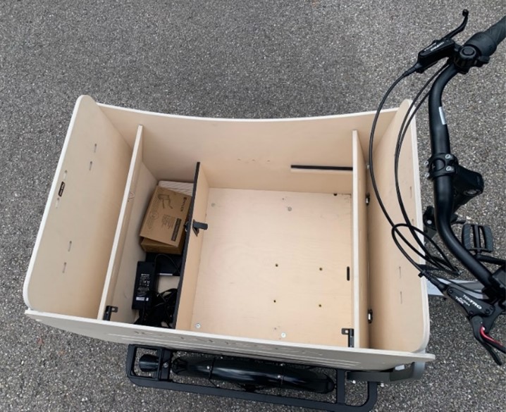 Blick in die Transportbox eines E-Lastenrads